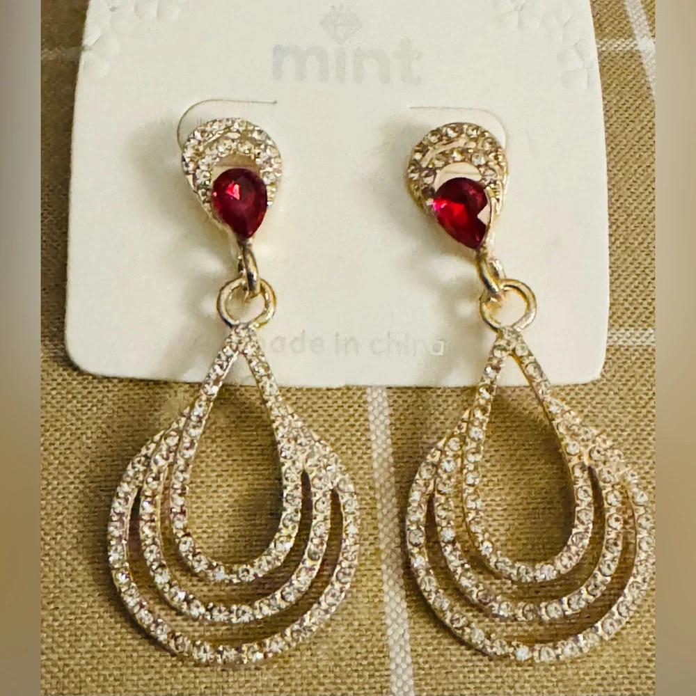 ❤️ NEW Mint Red and Clear Glass Dangle Earrings ❤️